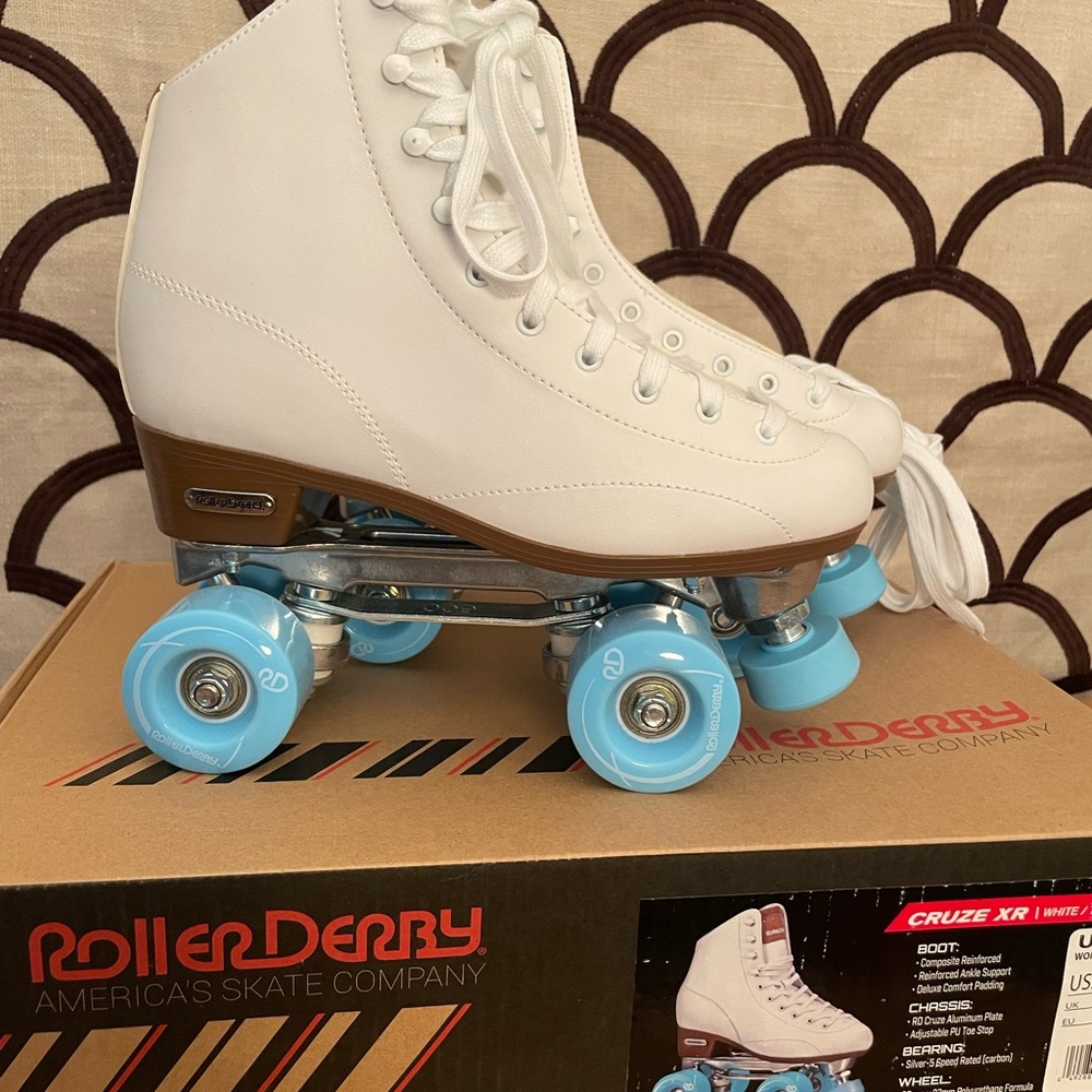 NIB Roller Derby White Roller Skates with Blue Wheels Size 9